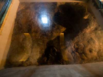 Qua e l� riusciamo a scorgere tracce di ambienti sotterranei coperti con lastre di vetro