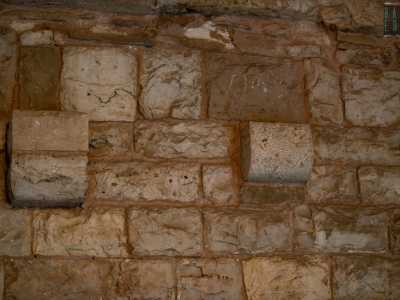 ... mentre delle sporgenze su alcune colonne testimoniano la presenza di fiaccole che dovevano illuminare l�ampio spazio