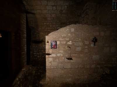 Nella nostra perlustrazione scopriamo anche anfratti bui e incustoditi dove icone della Madonna e lucernari in terracotta convivono con cavi elettrici, travi di legno e stracci abbandonati