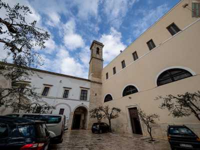 ... questo spazio funge adesso da parcheggio per auto e accesso al piccolo museo diocesano