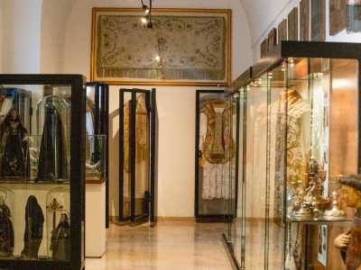 ... nel quale sono esposti paramenti sacri e manufatti votivi