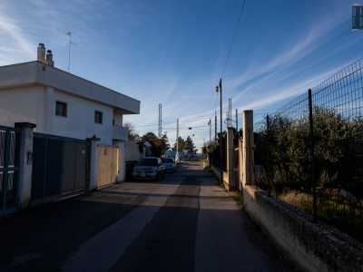 Per raggiungere il luogo percorriamo via Fanelli, arteria che dopo Mungivacca prende il nome di Provinciale 80. Sopraggiunti all�altezza di Carbonara giriamo a destra su strada della Vela (che conduce all�antica Villa Damiani) e poi di nuovo a destra su strada Giardinelli, una viuzza attraversata dai binari della Sud-Est