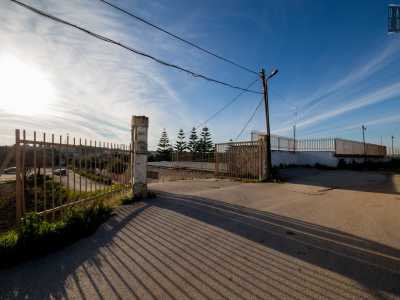 Ci troviamo quindi davanti all�entrata dell�ex locale, a cui accediamo dall�ingresso un tempo riservato alle auto. Camminiamo cos� su un vicolo in discesa...