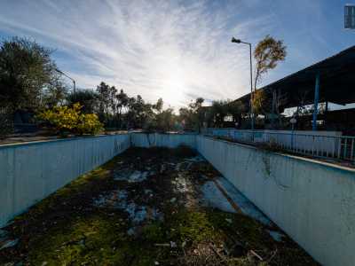 Oggi questa piscina risulta vuota e ricoperta da erbacce...