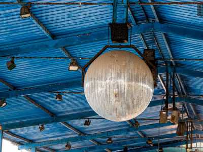 A pendere dal soffitto c�� per� una superstite sfera specchiata sulla quale si riflettevano le luci della discoteca 