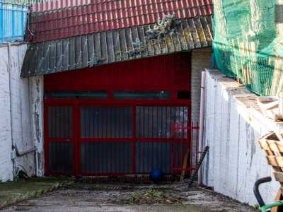 Ma � ora arrivato il momento di accedere all�area invernale. Attraverso un portone rosso entriamo nell�ambiente dove si trasferiva l�attivit� del club nei mesi pi� freddi