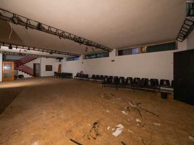 ...entriamo nella grande sala da ballo, il cui pavimento � ricoperto da parquet