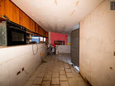 Si nota ancora l�enorme forno a legna, ma oggi immaginare il profumo di invitanti pizze non � facile, visto che la muffa ha coperto con il suo odore pungente gran parte delle pareti