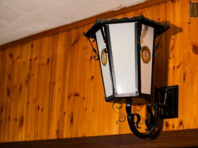Salendo le scale arriviamo anche nella vecchia pizzeria, annunciata da un lampioncino tipico delle taverne bavaresi
