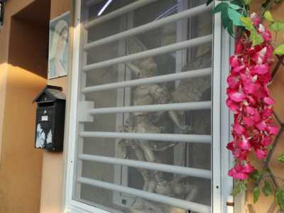 Del resto questa strada � diventata nota anche per il suo particolare lato religioso. Qui infatti, in un locale ricolmo di statue e santini, prega e accoglie i fedeli il 44enne Nino, �miracolato� che parla con Ges�