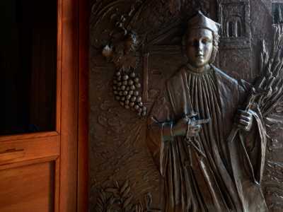 Al centro, scolpita a bassorilievo, spicca la figura del patrono Sant�Amatore, sacerdote spagnolo ucciso durante la persecuzione musulmana. Cellamare � l�unico paese al mondo a venerare questo particolare santo, assieme alla cittadina di Martos, l� dove Amatore nacque