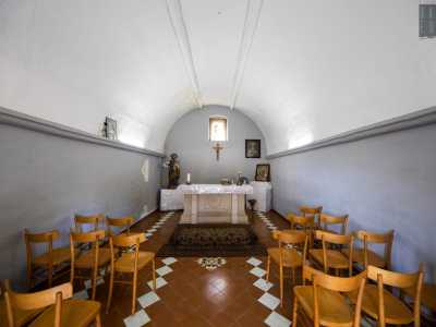 L'interno � semplice quanto angusto, coperto da una volte a botte e occupato da sedie in legno...