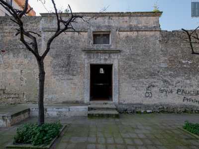 L�ultima tappa della nostra visita  � la cappella del palazzo, alla quale si accede dal lato destro dello stabile. La sua presenza � segnalata da una croce incastonata tra l'entrata e una finestrella