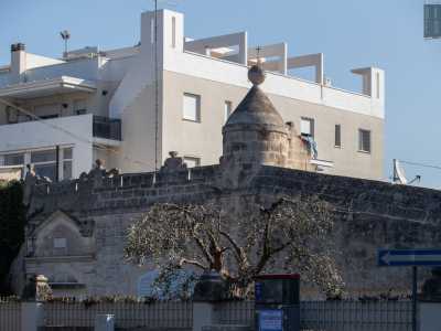 Giungiamo dinanzi alla nostra meta non prima di aver avvistato nelle vicinanze altri due fabbricati storici di Palese: la masseria fortificata Villa Amari Cusa, risalente all'800...