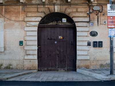 ...e un portale sul quale campeggia l'insegna di un bed and breakfast: Clara, una dei due padroni di casa, ha infatti convertito la sua "porzione" in una struttura ricettiva