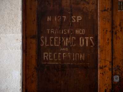 Quello a destra � sbarrato da una porta che reca una scritta in lingua inglese: "N 127 sp Transit nco Sleeping qts and Reception". La dicitura suggerisce che una delle stalle sia stata temporaneamente usata come dormitorio dagli Alleati, probabilmente nel 1943