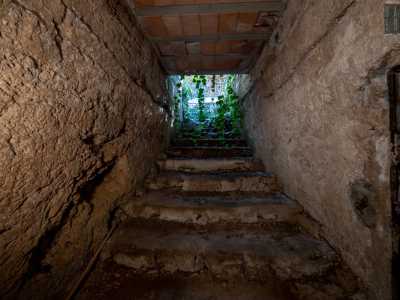 Vi si accede tramite una rampa che conduce negli ambienti sotterranei del palazzo