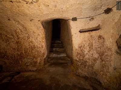 ...mentre a sinistra un varco immette in una vera e propria grotta
