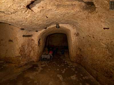 Spazi ipogei che furono utili durante la Seconda guerra mondiale, quando vennero utilizzati come rifugio antiaereo per la popolazione locale