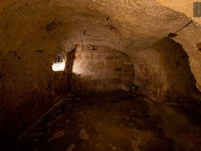 Ci troviamo infatti in quella che nel Medioevo era una chiesetta rupestre dedicata a San Giovanni delle Camere. L'intitolazione del luogo sacro derivava probabilmente dalla sua pianta a croce greca, sovrastata da una cupola detta appunto "camera"