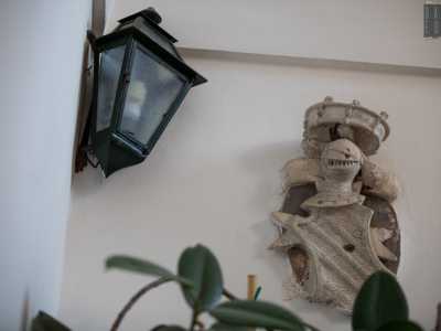 ...ammirando lungo la rampa la scultura che riproduce lo stemma dei Capitaneo: una formella rettangolare con cinque bande, sovrastata da un mascherone con corona