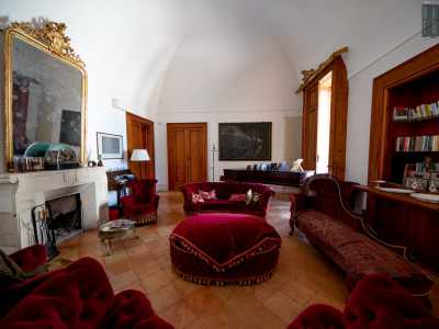 Ma il vero pezzo forte � il salotto: un ambiente dai colori caldi dove � conservato con cura l'arredamento d'epoca, con divanetti e poltrone rossicci, infissi in legno...