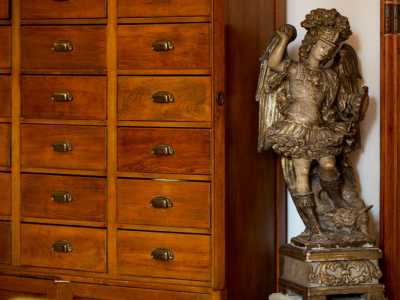 In cima alle scale si apre uno stanzino impreziosito da una statua di San Michele, patrono del quartiere