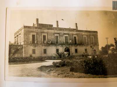 Clara mostra con orgoglio alcune vecchie foto del palazzo, ritratto quando tutt�attorno c'era solo campagna