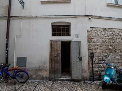Ma � il momento di entrare. Accediamo da un ingresso secondario, adiacente a quello principale