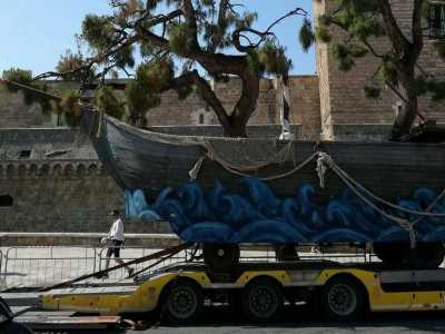 Il natante parte a quel punto alla volta del Molo Sant�Antonio. Arrivato al porto vecchio il quadro viene sbarcato e posto su una riproduzione in piccolo della storica caravella del marinaio Matteo