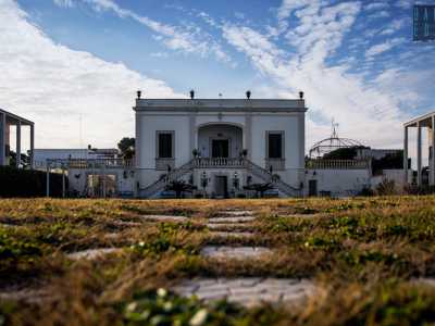 E per fortuna che di fronte alla "Vela 2", altra struttura ristorativa in rovina, sopravvive senza problemi Villa Longo De Bellis, dimora dell'800 convertita in bed and breakfast e teatro di un incontro di prestigio: quello avvenuto nel novembre 1943 tra Eisenhower, Alexander e Badoglio