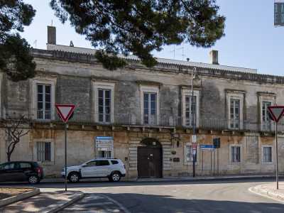 Dopo pochi passi sbuchiamo quindi in piazza Capitaneo, puntellata da pini, sulla quale si affaccia l'omonimo palazzo ottocentesco. La struttura � dotata di una cappella dedicata a San Giuseppe e nasconde nei sotterranei ipogei trasformati in rifugi antiaerei durante l'ultima guerra