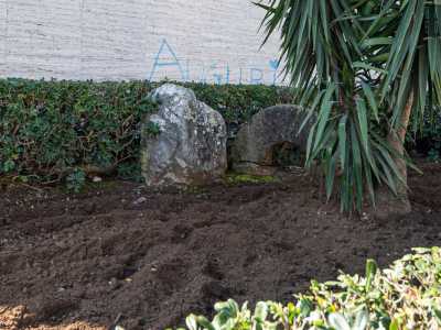 Risale addirittura al IV millennio a.C. invece il menhir adagiato in un giardino privato, riconoscibile dalla sua insolita forma tozza