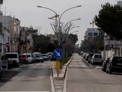 La residenza � a pochi passi dall'incrocio tra il lungomare e via Vittorio Veneto, viale alberato che imbocchiamo per spingerci verso l'interno
