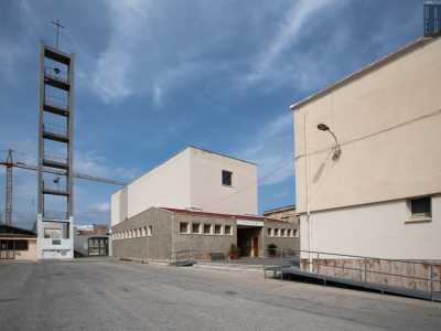 A dominare la visuale c'� il campanile della chiesa Stella Maris, aperta nel 1969. Il suo nome non � casuale, visto che proprio tra queste strade ogni luglio si consuma la processione di Maria Stella del mare