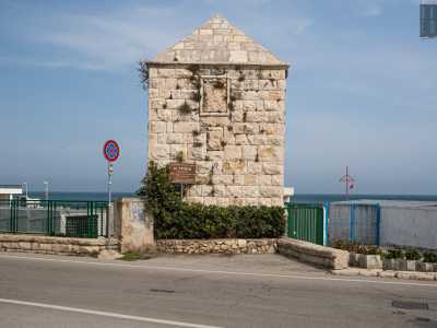 ...situato accanto all'Arenarum, una delle sette torri di pietra cinquecentesche che un tempo segnavano il confine tra Bari e Bitonto