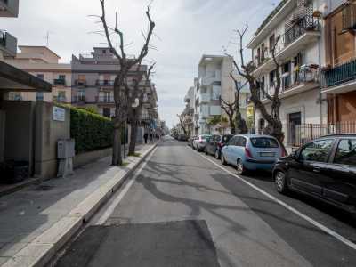"Abb�ssce a le Grast�dde" ("Gi� al venditore di vasi") - Continuiamo a scarpinare lungo via Vittorio Veneto fino all'intersezione con via Nazionale. Ci ritroviamo cos� nella seconda contrada, contraddistinta da un appellativo curioso: il termine "grast�dde" potrebbe indicare i vasi di terracotta fabbricati un tempo da un artigiano del luogo o delle arcaiche abitazioni, oggi scomparse, simili a dei pagliai