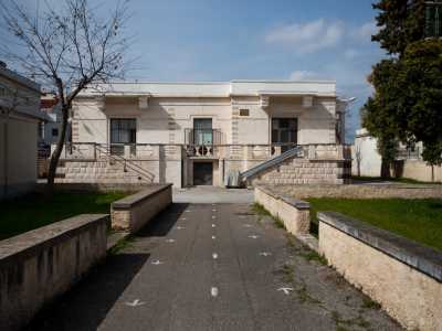 Riprendiamo la marcia in via Vittorio Veneto, osservando una dopo l'altra le due sedi della scuola media Umberto Fraccacreta. Quella succursale trova spazio all'interno dell'elegante villa Durante...