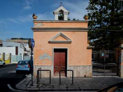 ...ed � affiancata da una cappella privata dedicata alla Madonna del Rosario