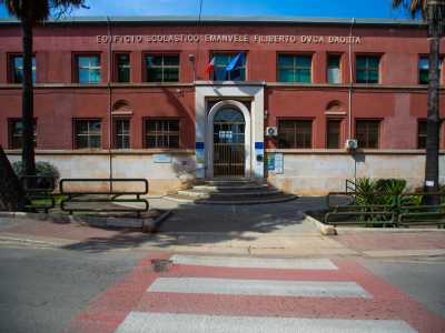 ...e poi la scuola elementare "Duca D'Aosta", che dopo l'armistizio di Cassibile accolse i soldati russi