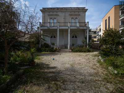 Via Modugno si "rituffa" gradualmente nel centro abitato, non prima di aver costeggiato Villa degli Eucalipti, residenza in stile liberty del 1923