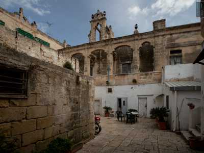"Sop�a ZZanghe" (Sopra a Zanchi) - Da via Torre di Brencola raggiungiamo via Modugno percorrendo "Traversa 109 di via Modugno�, siamo insomma sulla vecchia strada che collegava Palese al suo ex comune di appartenenza. Qui sorge Villa Zanchi, vale a dire l'edificio pi� vecchio del quartiere