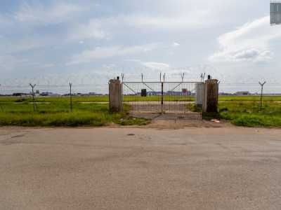 La dimora si erge a poche centinaia di metri dal "romantico" perimetro dell'aeroporto: una grande arteria che consente di ammirare i velivoli che vanno e vengono, fantasticando su possibili lunghi viaggi