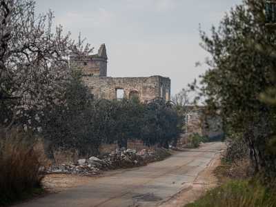 Da piazza Capitaneo giriamo a sinistra nella lunga via Torre di Brencola, passando sotto la tangenziale di Bari e ritrovandoci dinanzi a Torre Ricchizzi. Si tratta di una sinistra fortificazione cinquecentesca che nell'800 fu adibita a frantoio e a luogo di addestramento di piccioni viaggiatori: su di essa aleggiano ancora oggi storie di bimbi morti, roghi e fantasmi