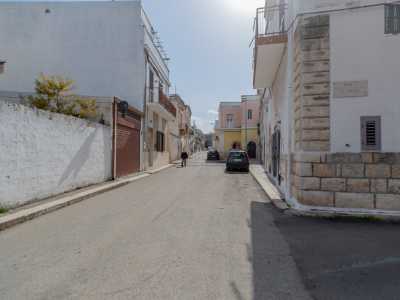 "Nanz�a la Cr�usce" ("Davanti alla croce") - Dopo un'altra manciata di metri lasciamo per un po' corso Vittorio Emanuele e imbocchiamo sulla sinistra l'angusta via La Croce