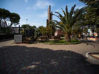 "I�nd a Pal�ise" ("Dentro a Palese") - Oltrepassati alcuni binari, sulla destra appaiono prima il Parco Garofalo, area verde pubblica col suo monumento dedicato ai caduti di tutte le guerre... 