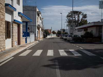 "I�nd� a le Turre" ("Dentro alle torri") - La lunga via Modugno si ricongiunge alla fine con corso Vittorio Emanuele: svoltiamo a destra e dopo aver superato un altro passaggio a livello esploriamo l'ultima contrada, il cui toponimo � Macchie