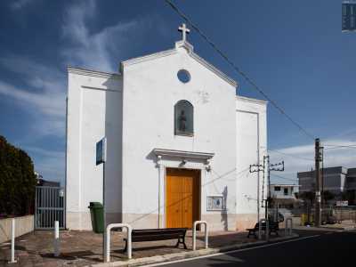 La zona conta su una scuola materna e la bianchissima chiesetta del Sacro Cuore, sulla cui facciata spicca il legno marrone del portone e una nicchia in alto con la statua bronzea del cuore di Ges�