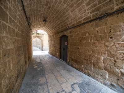 ...stradina sulla quale si staglia anche un arco che separa l�edificio da un�abitazione privata