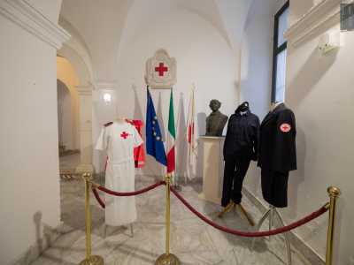 In un piccolo spazio di fronte a noi sono esposte le divise dei corpi civili...
